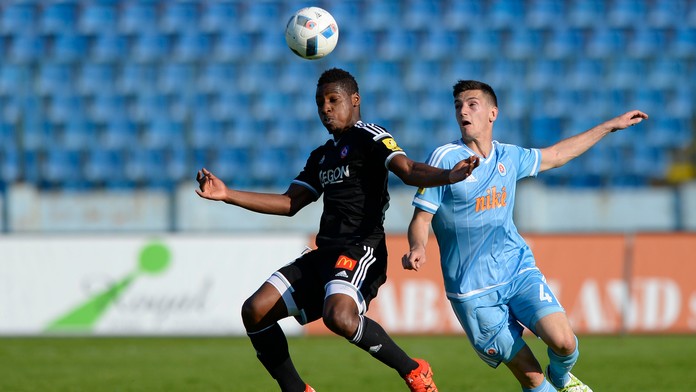 Na snímke vpravo Vukan Savičevič (Slovan) a Kingsley Madu (Trenčín).