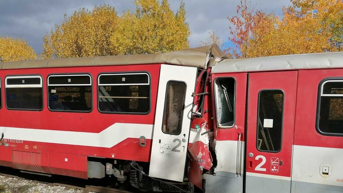 Náhradný rušeň narazil do vlaku.
