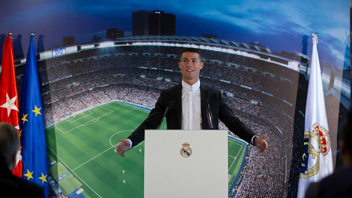 Cristiano Ronaldo počas príhovoru po podpise novej hráčskej zmluvy na štadióne Santiago Bernabeu v Madride.