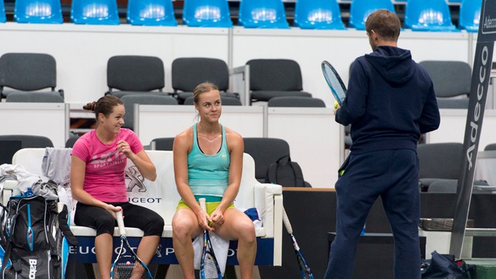Jana Čepelová (vľavo) a Anna Karolína Schmiedlová a kapitán fedcupového tímu Matej Lipták.