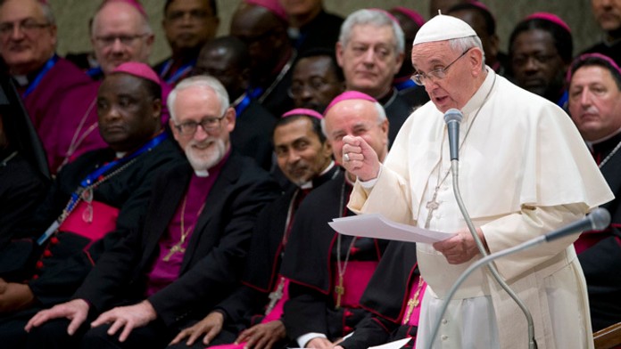 Pápež František reční na generálnej audiencii vo Vatikáne.