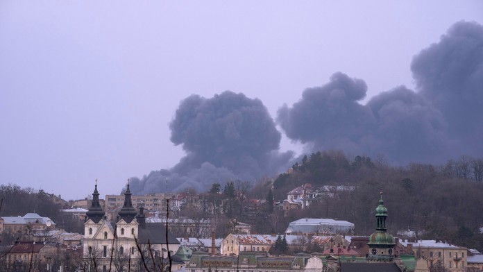 Tri mohutné výbuchy otriasli oblasťou pri meste Ľvov.