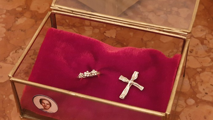 Jeden z košických darov pre pápeža - prstienok a krížik od mladých z bieleho zlata.