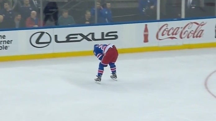 Otrasený Ryan Mcdonagh (NY Rangers) narazil hlavou do mantinelu.
