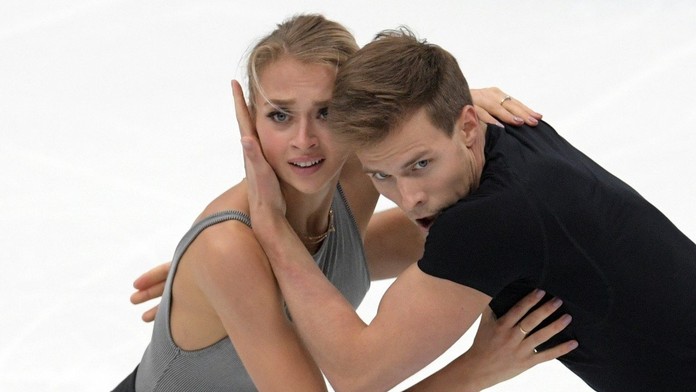 Krasokorčuliarský pár Viktoria Sinizinová a Nikita Kazalopov.