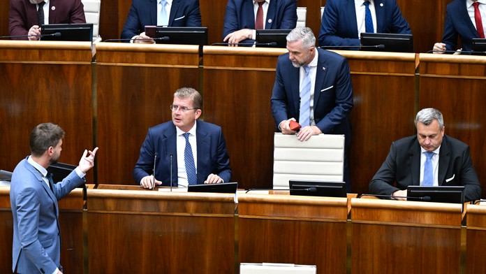 Mimoriadna schôdza k odvolávaniu podpredsedu parlamentu Šimečku.