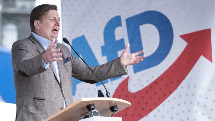 Líder kandidátky nemeckej AfD pre eurovoľby má problém. Jeho asistenta zadržali pre podozrenie zo špionáže pre Čínu