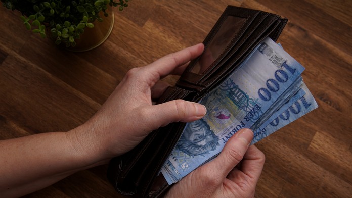 Výplatu mu poslali v eurách namiesto forintov. Presviedča ich, že 90-tisíc vrátiť nevie