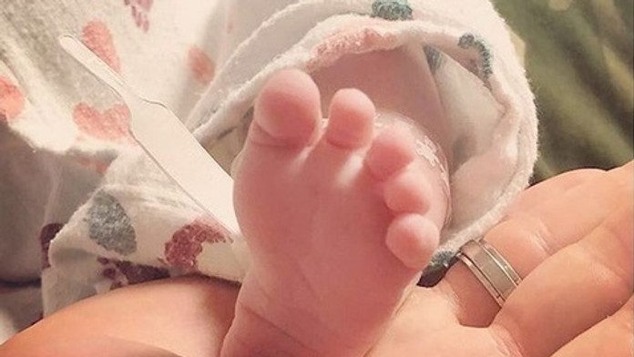 Hrdí rodičia sa so šťastnou novinou podelili prostredníctvom Instragramu, s fotkou nožičky novorodenca.