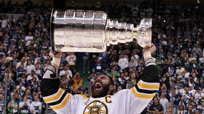 Zdeno Chára dvíha nad hlavu Stanleyho pohár.