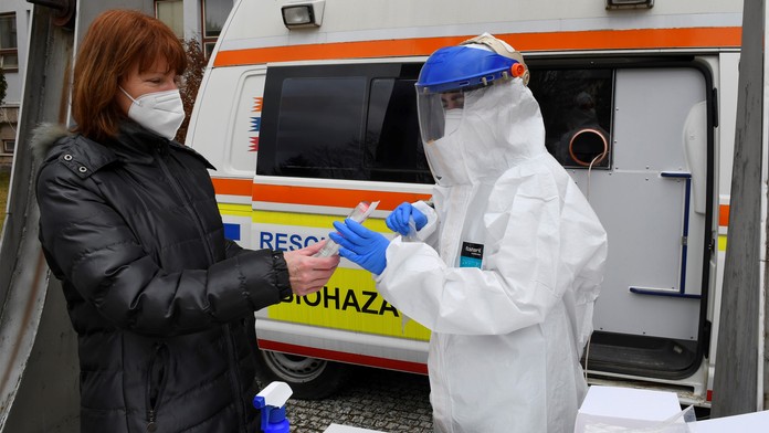 Na Slovensku pribudlo 798 prípadov nákazy koronavírusom a 20 obetí