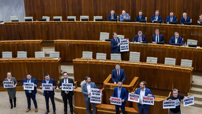 Schválili si amnestiu, zavraždili spravodlivosť. Opozičné strany reagujú na prijatú novelu Trestného zákona