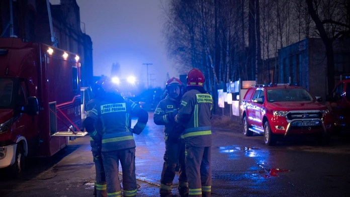 V poľskom závode na súčiastky do dronov horelo. Bezpečnostná kamera zachytila osobu v kukle