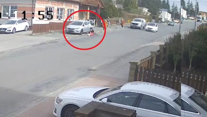 VIDEO: Centimetre od tragédie. Nezabrzdené auto zrazilo tehotnú matku s dieťaťom v kočíku