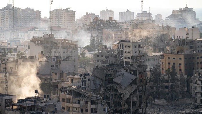 Zničené budovy po izraelskom leteckom bombardovaní v meste Gaza.