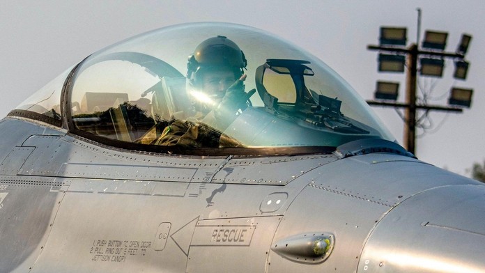 Biden dal zelenú výcviku ukrajinských pilotov na stíhačkách F-16