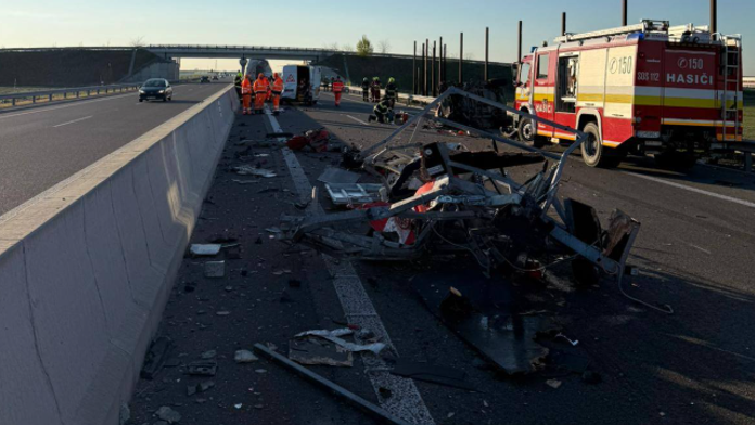 Na snímke zdemolované auto po nehode na R7.