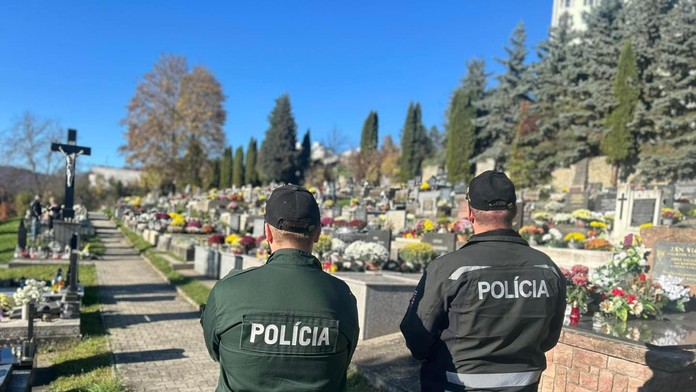 Policajti na cintoríne