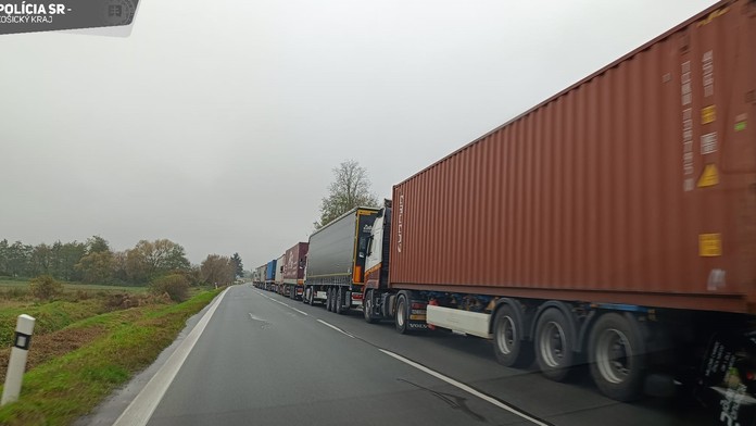 Spor, pre ktorý sa na východnej hranici tvoria kilometrové kolóny, pokračuje. Na týchto úsekoch sa zdržíte