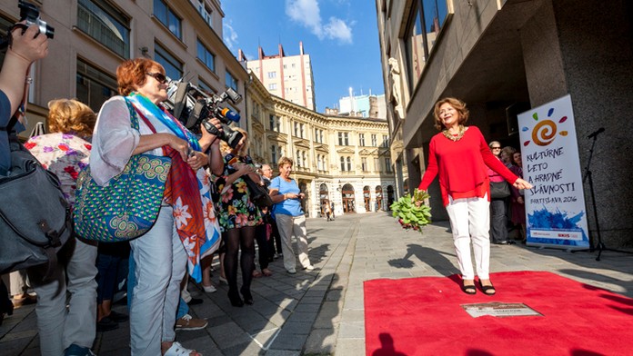 Emília Vášáryová má pred Mestským divadlom P. O. Hviezdoslava pamätnú dlaždicu.