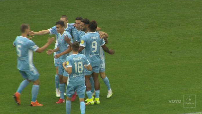 Hráči Slovana sa radujú po góle do siete Serede.