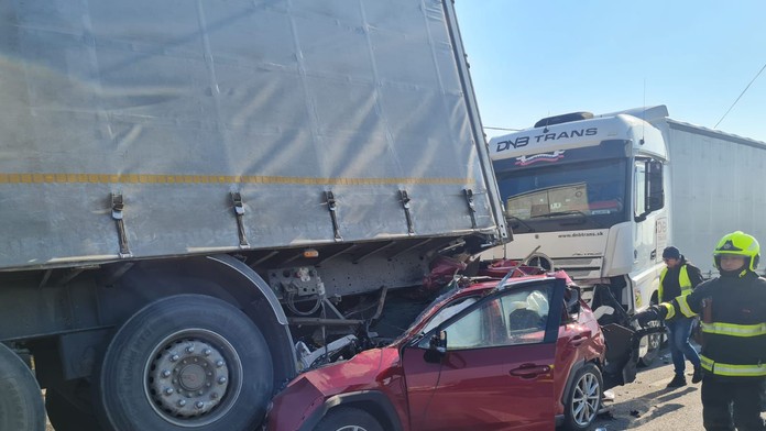 FOTO: Dramatická nehoda v Košiciach. Auto zostalo zakliesnené medzi dvoma kamiónmi