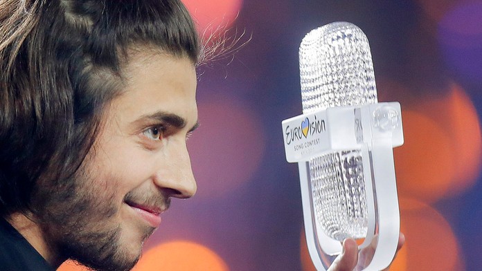 Portugalský spevák Salvador Sobral zvíťazil vo finále pesničkovej súťaže Eurovízia 2017