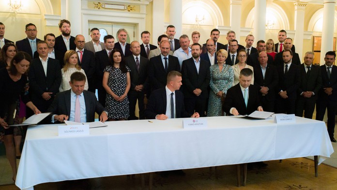 Strany SMK, Most-Híd a Spolupatričnosť podpísali v augusta 2020 deklaráciu o vytvorení spoločnej strany.