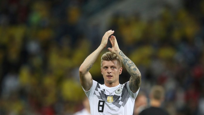 Nemec Toni Kroos ďakuje fanúšikom po dueli so Švédskom na MS 2018.