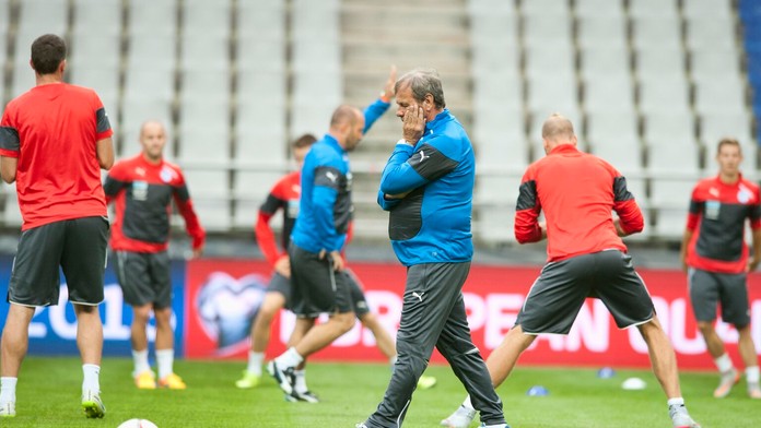 Zamyslený tréner slovenskej futbalovej reprezentácie Ján Kozák pred zápasom so Španielskom