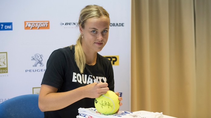 Na snímke slovenská tenisová reprezentantka Anna Karolína Schmiedlová počas tlačovej konferencie.
