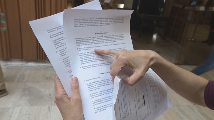 Mikulec tvrdí, že výber firmy na manažovanie krízy konzultoval s dobrovoľníkmi. Organizácie to popreli