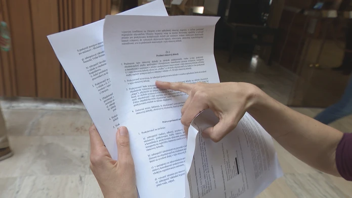 Mikulec tvrdí, že výber firmy na manažovanie krízy konzultoval s dobrovoľníkmi. Organizácie to popreli