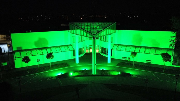 Zelenou farbou vysvietená TV Markíza na podporu klimatického summitu.