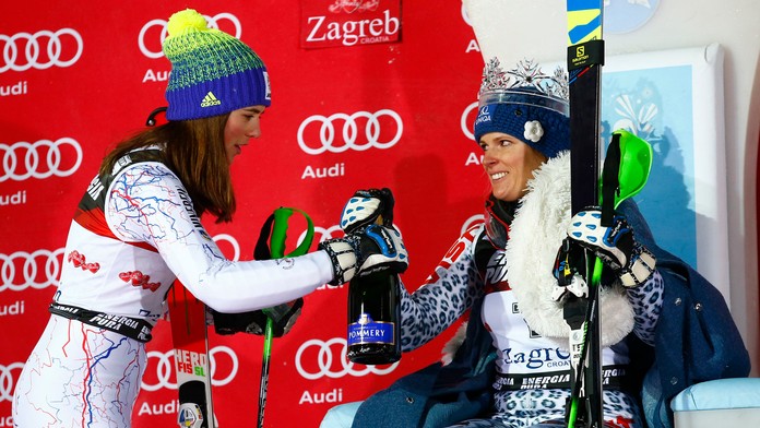 Petra Vlhová (vľavo) na snímke s Veronikou Velez-Zuzulovou po pretekoch SP slalomu v Záhrebe. 