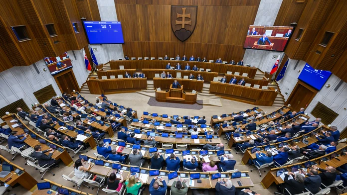 Parlament má dvoch nových poslancov. V laviciach nahradili Radačovského a Kmeca