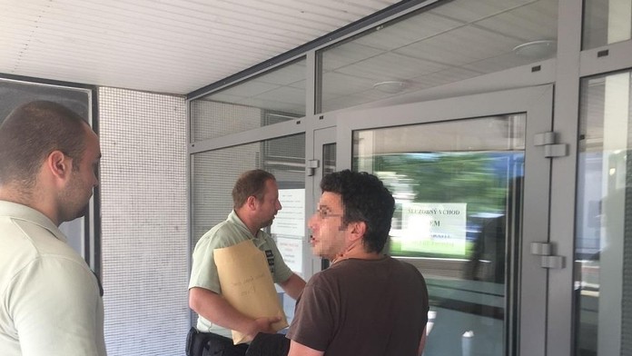 Muž prepašoval v bruchu hašiš.