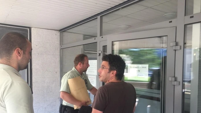 Muž prepašoval v bruchu hašiš.