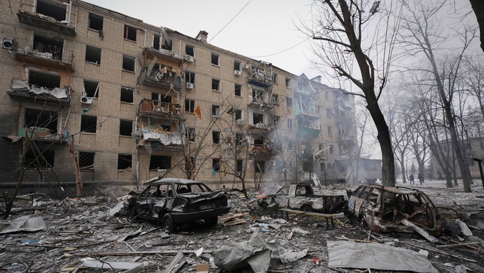 Materiálne škody v obytnej štvrti po ruskom raketovom útoku na ukrajinské mesto Charkov.