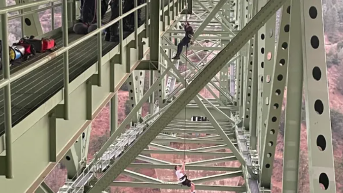 Chcel sledovanosť, bojoval o život. Influencer visel z mosta 200 metrov nad zemou a nemohol ísť späť