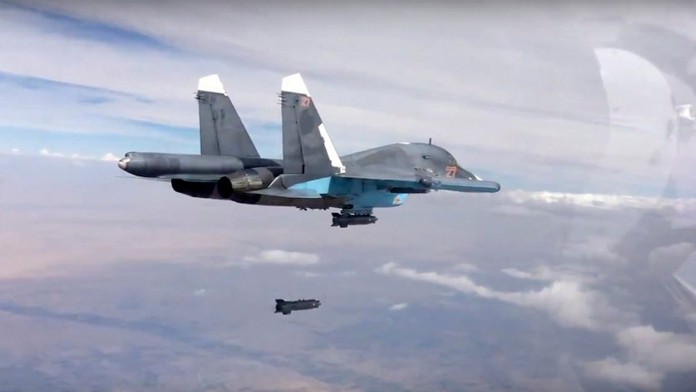 Na snímke zverejnenej ruským ministerstvom obrany piloti stíhacieho bombardéra Su-34 zhadzujú bomby na ciele v Sýrii.