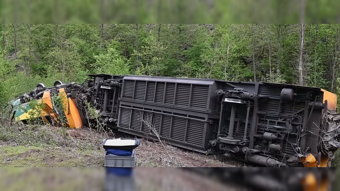 Pohľad na vykolajený vlak