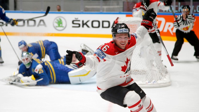 Kanadský hokejista Max Domi sa teší po strelení gólu vo štvrťfinálovom zápase MS v Rusku