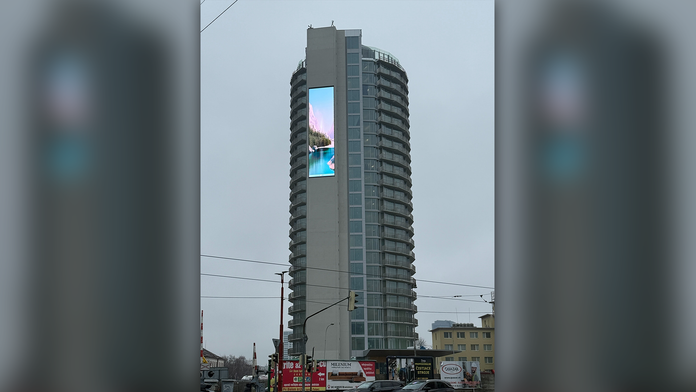 Už aj Bratislava má svoje Times Square. Svieti na „Kukurici“