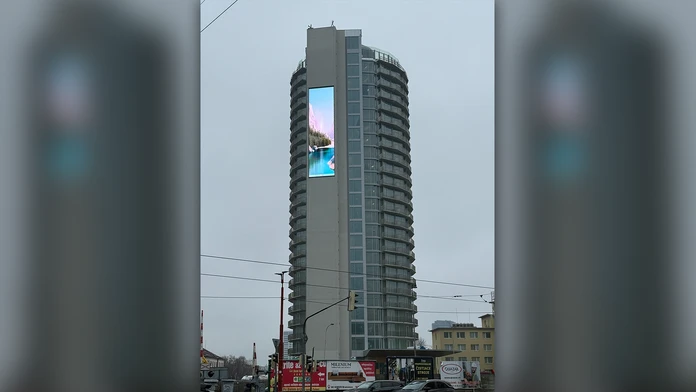 Už aj Bratislava má svoje Times Square. Svieti na „Kukurici“
