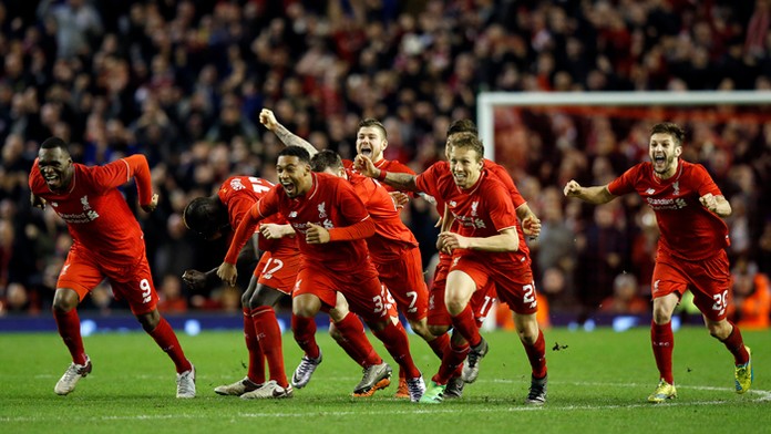 Hráči FC Liverpool oslavujú postup do Ligového pohára.