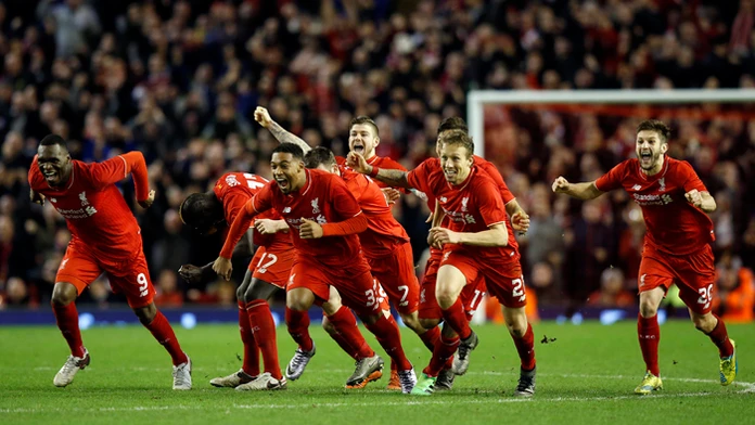 Hráči FC Liverpool oslavujú postup do Ligového pohára.