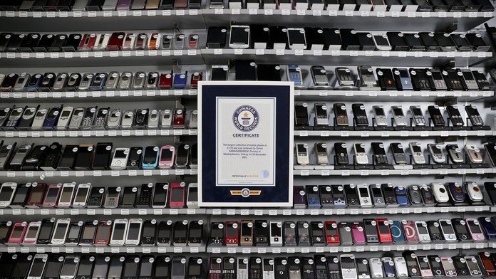 VIDEO: Nový zápis v Guinessovej knihe rekordov. Barcelončan ukázal najväčšiu zbierku mobilných telefónov