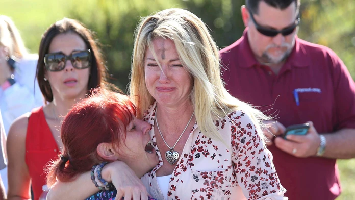 Plač študentiek strednej školy Marjory Stonemanovej Douglasovej vo floridskom Parklande po útoku.