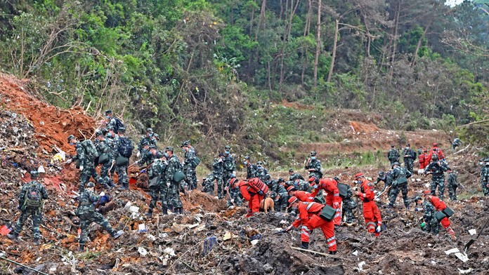 Záchranári prehľadávali trosky lietadla.